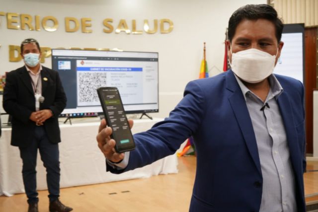 Gobierno presenta nuevo carnet de vacunación y aplicación que permite verificar su autenticidad