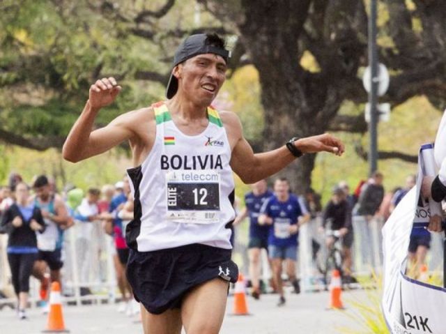 Atleta boliviano Garibay consigue un histórico tercer puesto en la carrera internacional de San Silvestre