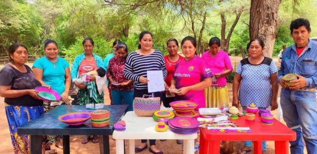 Tarija: Familias guaraníes venden artesanías en Roma