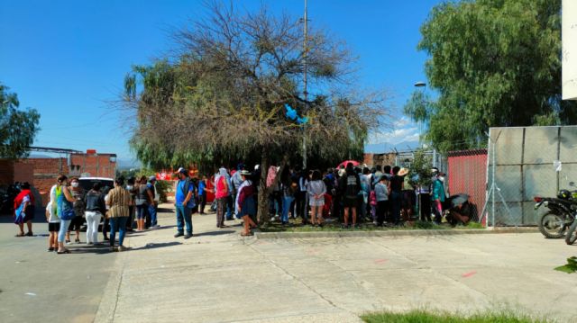 Covid: Suba de casos y requisito de carnet colapsan centros de vacunación en Tarija 