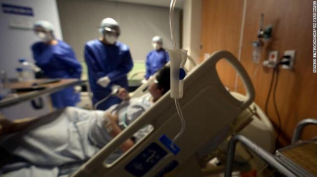 EEUU registra casi 1 millón de casos Covid en un día