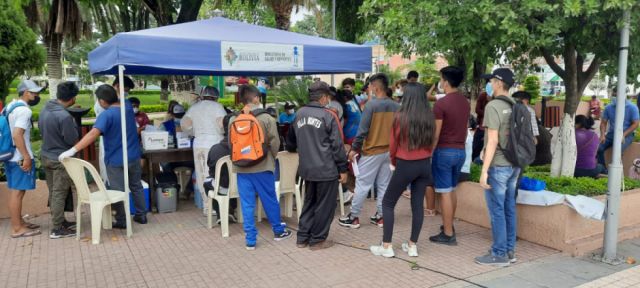 Personas esperan recibir la dosis de la vacuna 