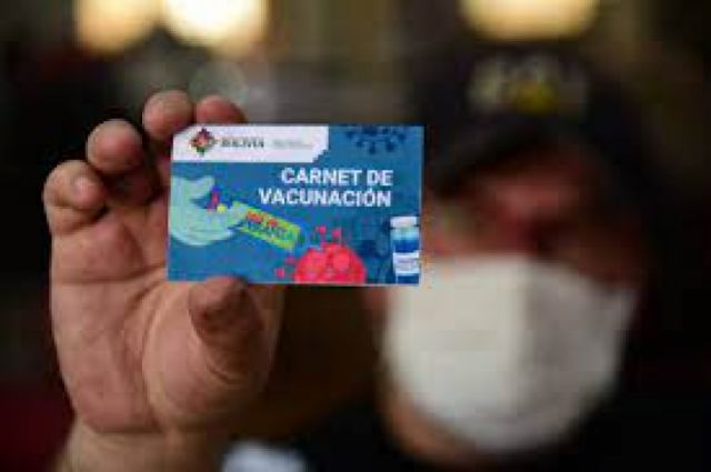 Gobierno de Arce posterga la exigencia del carnet de vacunación