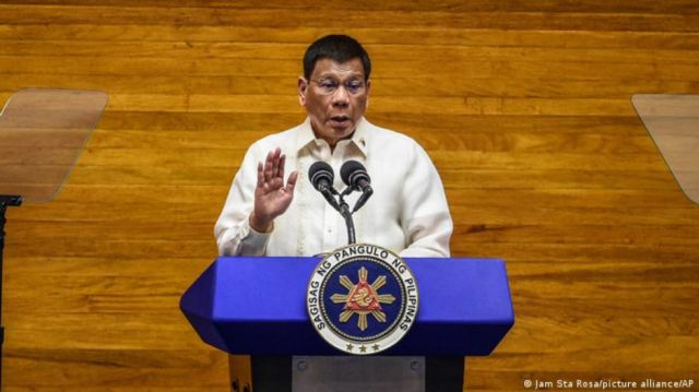 Presidente de Filipinas amenaza con detener a los no vacunados que salgan a la calle