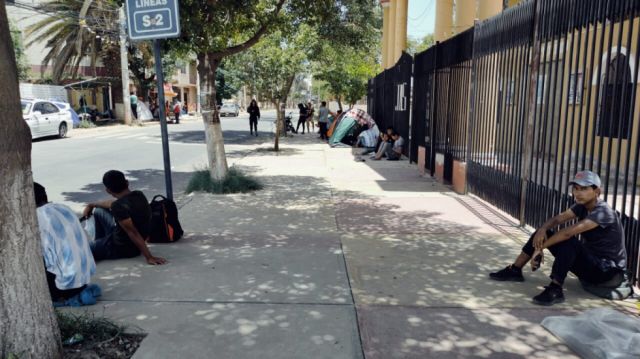 Pese a sol y tormentas, cientos de jóvenes hacen fila para el cuartel