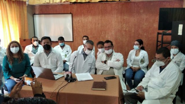 Médicos pondrán sus cargos a disposición y anuncian atender solo emergencias