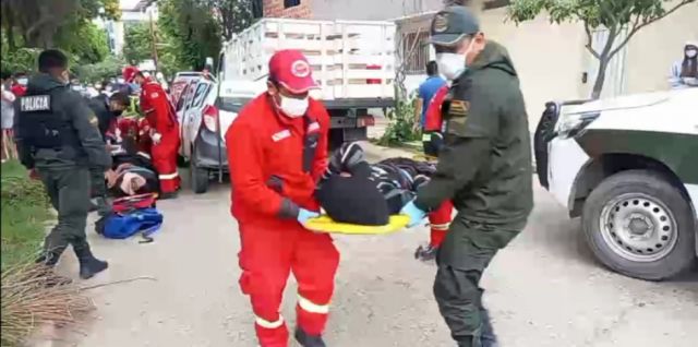 Taxi chocó a camión estacionado, hay 2 heridos