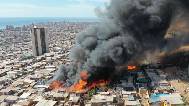Incendio en Iquique consume más de 40 viviendas 