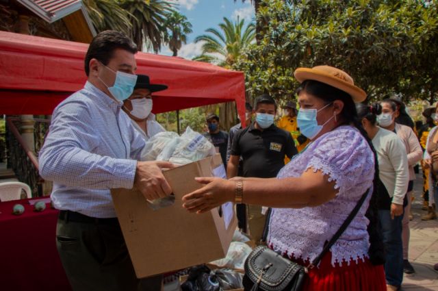 Alcalde Torres entrega 1.158 bombas antigranizo a la central de comunidades campesinas de Cercado