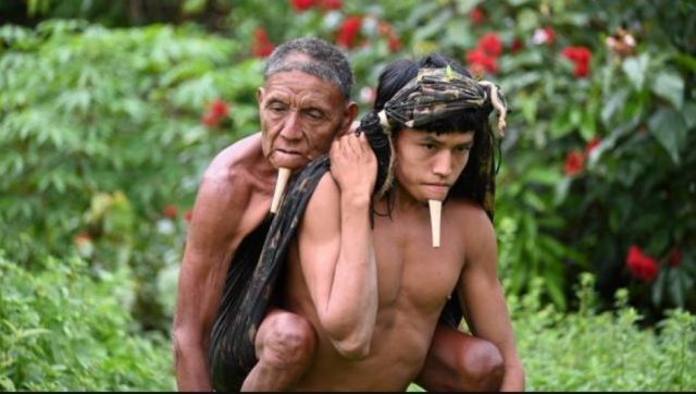 La imagen que conmovió al mundo: joven indígena carga a su padre por la selva para vacunarlo contra el Covid-19