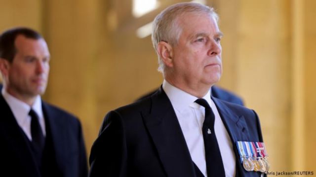 La reina Isabel II retira los títulos militares al príncipe Andrés, implicado en escándalo de abuso sexual