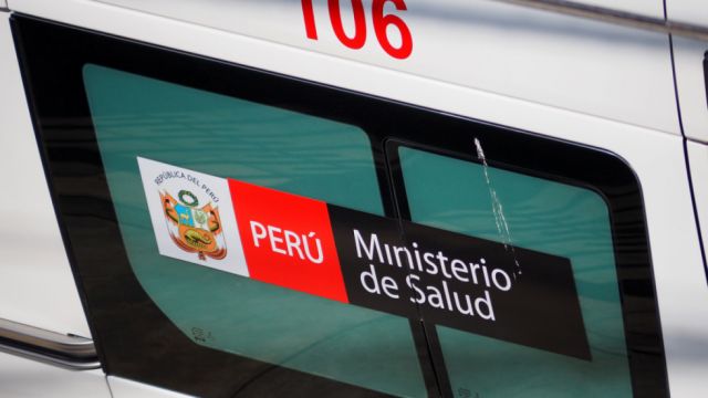 Perú: Evitan que un minibús caiga a un abismo y salvan a los pasajeros sosteniéndolo a fuerza de brazos (VIDEO)