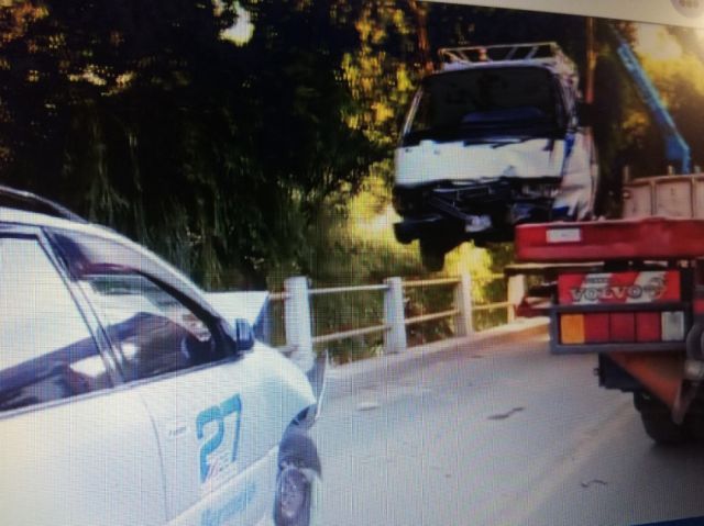 Minivan choca contra un minibús en el puente de Tomatitas 