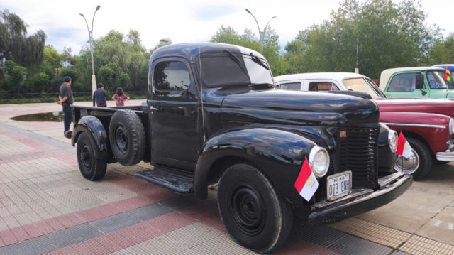 Peabiru recorre el continente en sus autos clásicos.