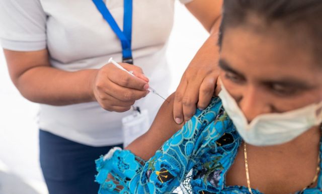 Ómicron, la variante que pone “en jaque” al sistema de salud 