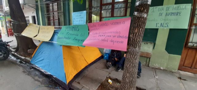 Pacientes con cáncer inician huelga por mejoras en la CNS 