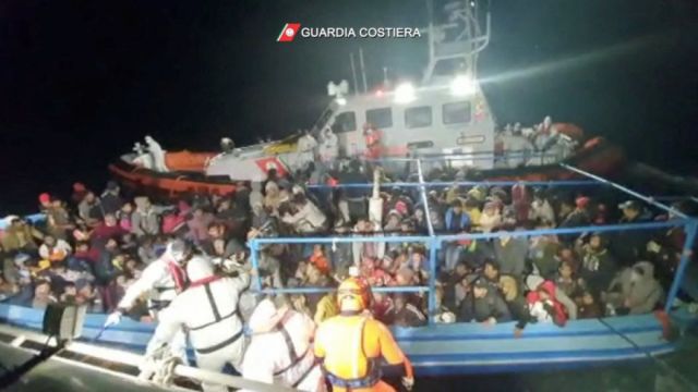 Rescatan a más de 300 migrantes de barco en peligro en Italia