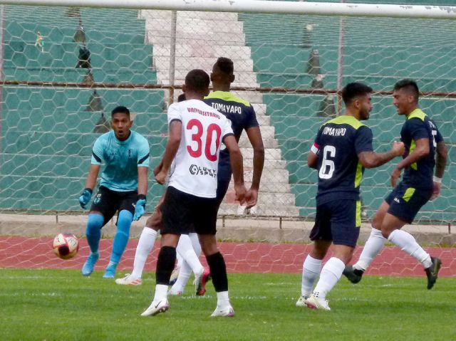 Real Tomayapo y Universitario igualaron en el IV Centenario