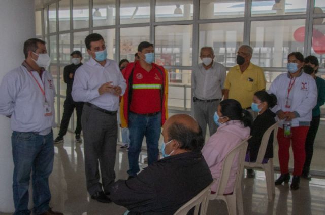 Alcaldía de Tarija habilita punto de vacunación nocturno