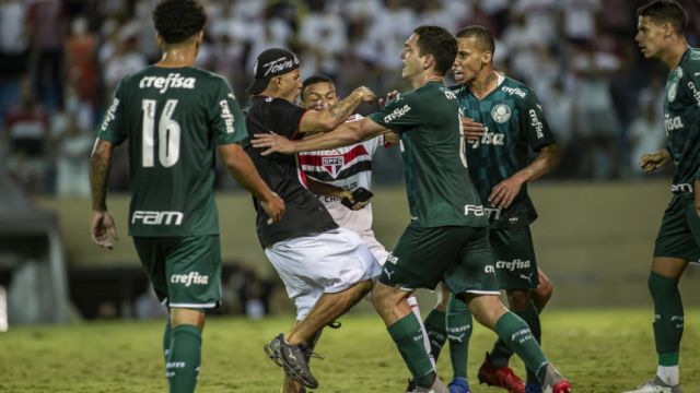 Encuentran un cuchillo en el césped luego que un hincha invadió la cancha para agredir a un futbolista en Brasil