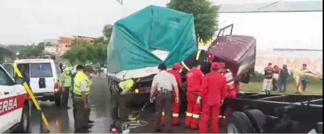 Aparatoso accidente de tránsito, un hombre quedó atrapado entre su vehículo y un camión 