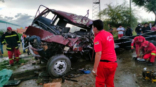 Rescatan a conductor atriccionado en un camión