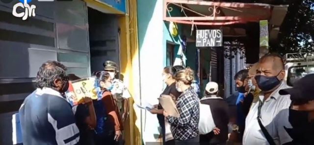 Largas filas en DDRR Tarija, población pide que cambien la ubicación