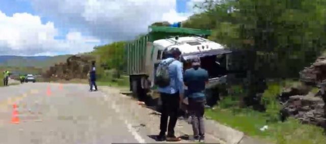 Dos heridos tras colisión de un camión contra una peña en la carretera Pajchani-Tarija 