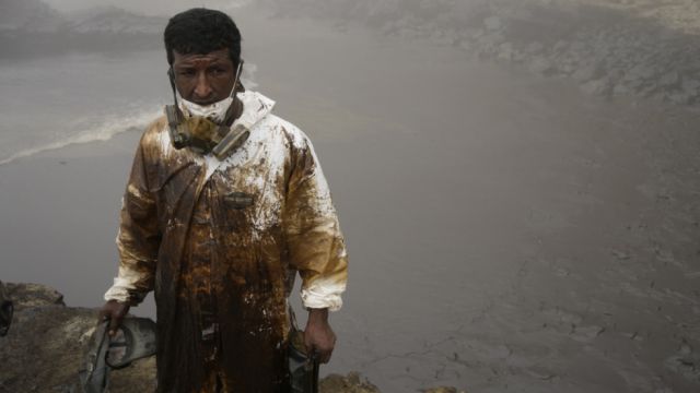Alertan en Perú sobre riesgos a los que se exponen trabajadores que limpian las playas afectadas por el derrame de petróleo