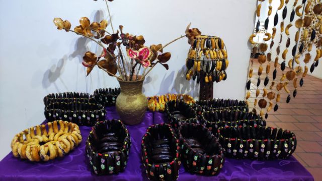 También se encuentran flores artesanales y decorativas.