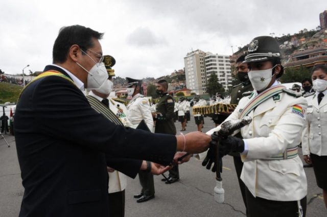 Arce pide a nuevos oficiales denunciar a los malos policías que se dejan tentar por el delito