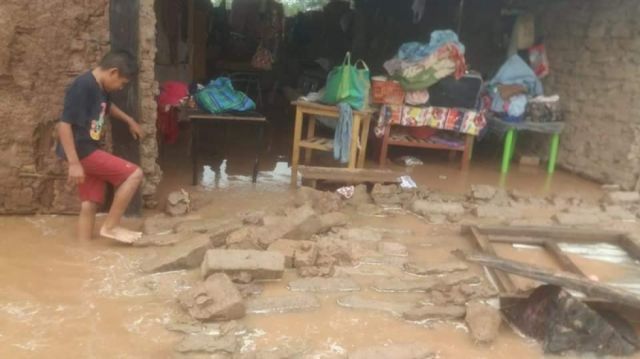 Casas anegadas y desmoronadas en pueblo Weenhayek de Villa Montes por llegada de río y quebrada