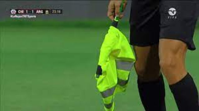 Dura sanción a los jueces de línea que usaron chalecos como banderines 