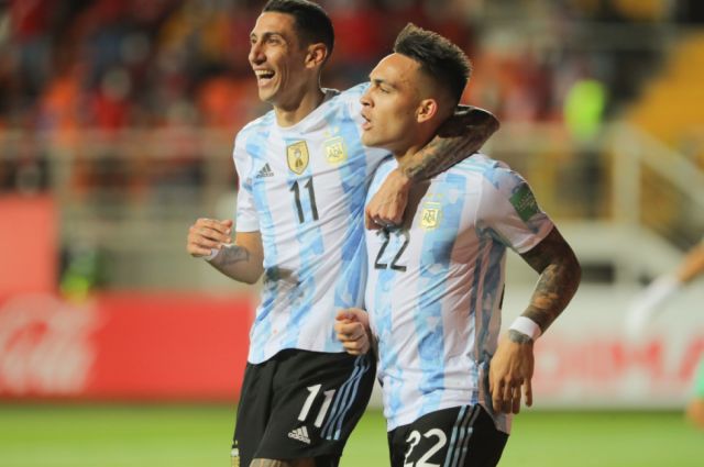Argentina derrotó 2-1 a Chile y estiró su invicto a 28 partidos