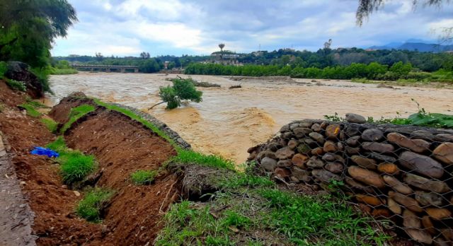 El caudal del río Guadalquivir se lleva los gaviones en diferentes zonas de la ciudad 