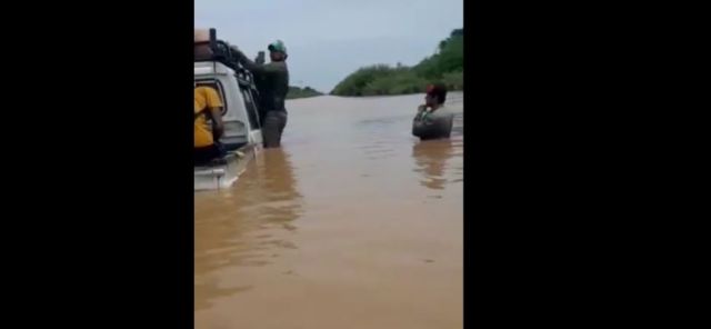 El Pilcomayo desborda y deja a pobladores de Villa Montes con el agua hasta la cintura (Videos)