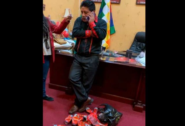 Encuentran bebidas en la oficina del Gobernador paceño y lo llevan a la Policía