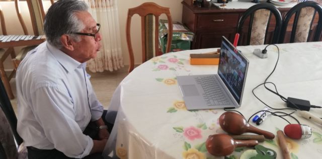 El artista reviviendo su obra