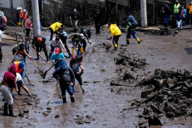 Muertos por avalancha en Ecuador aumentan a 27