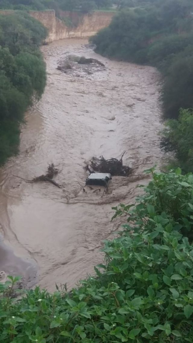 Camioneta se apaga en media quebrada y es arrastrada por el agua