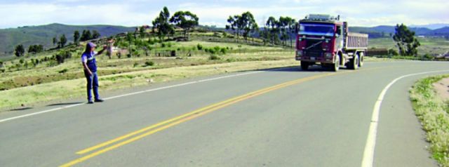 Sucre-Yamparaez: ABC firma contrato y entrega obra de Bs 456,8 millones a una empresa china 