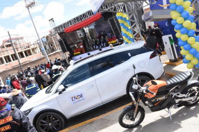 Arce inaugura una electrolinera en Oruro para incentivar el uso de vehículos eléctricos 