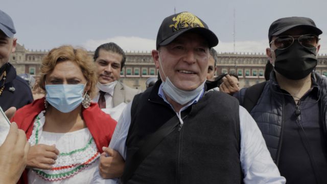 López Obrador exhibe al líder de un grupo opositor durante la 'mañanera' y muestra un video en el que cae de una silla