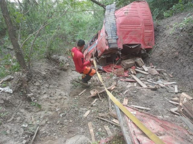 Se embarranca camión con 400 cajas de uva en Villa Montes 