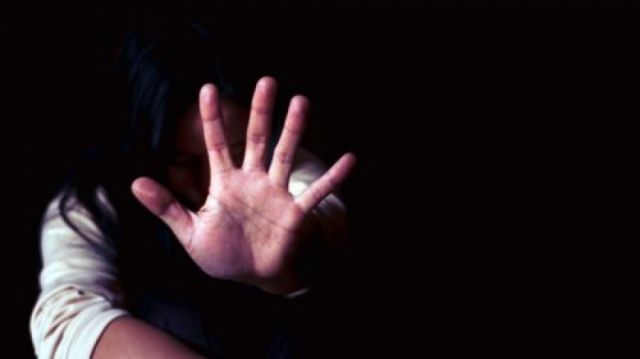 Sujeto intentó matar a su pareja y a su hija; lanzó a la niña de un segundo piso