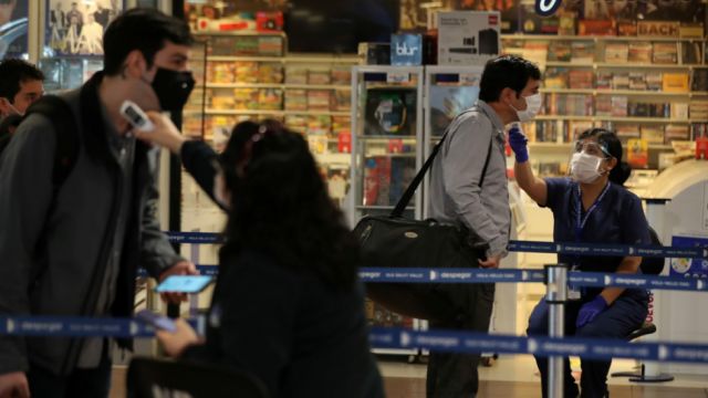 Países eliminan de a poco la obligación del uso de barbijo en exteriores