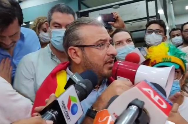 Juez dispone detención domiciliaria para el cívico cruceño Rómulo Calvo