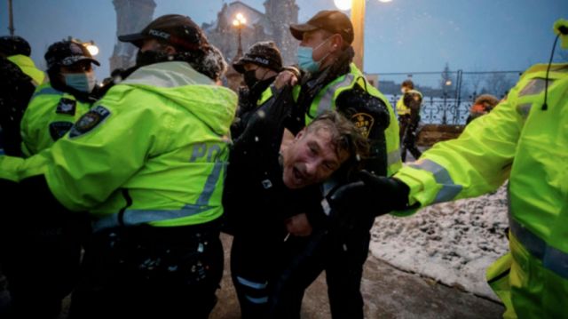 Condenan represión policial en Canadá