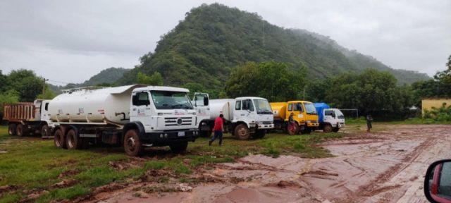 Pese a inclemencias, entregan cisternas de agua y alimentos a familias guaraníes de O´Connor