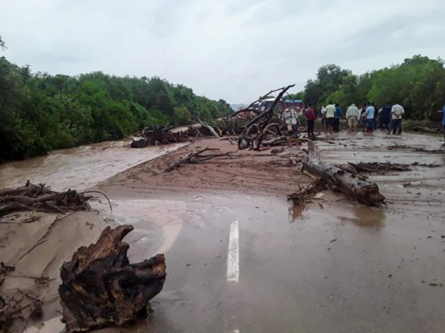 Ruta 9 en Yacuiba en medio del agua y escombros tras desborde de quebrada Aguaray
